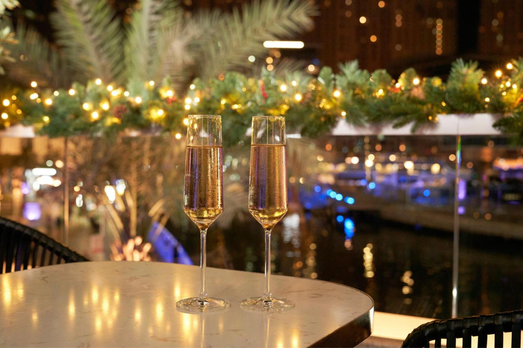 Готель Crowne Plaza Dubai Marina By Ihg Екстер'єр фото Champagne flutes